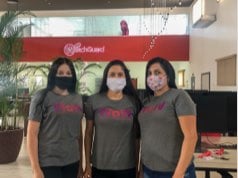 3 dunkelhaarige Mitarbeiterinnen in WOW-T-Shirts (Women of WatchGuard)