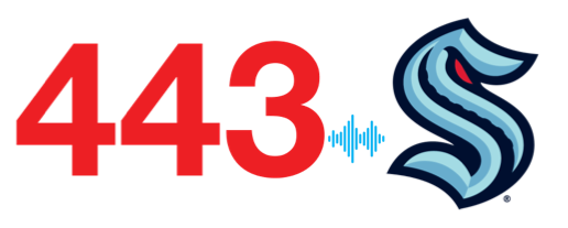 O logotipo do podcast 443 Segurança simplificada próximo do símbolo do S azul do Seattle Kraken